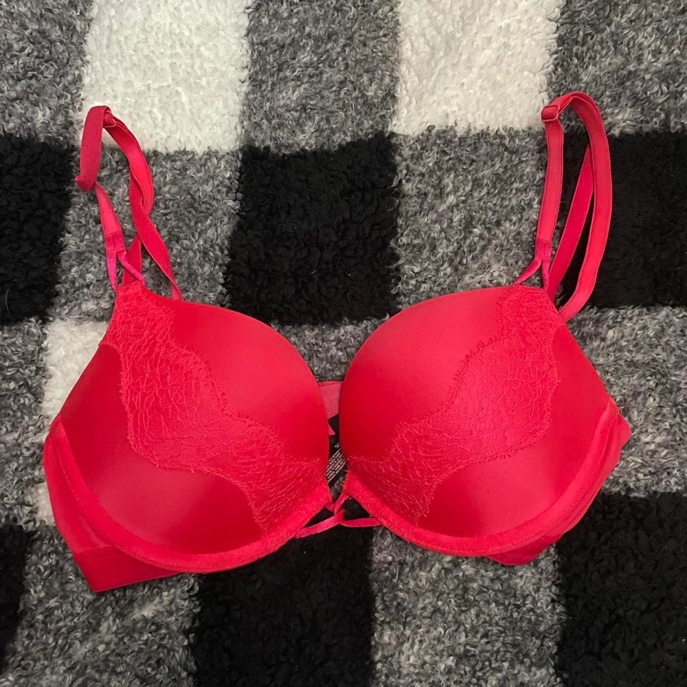 Push up bombshell Victoria’s Secret bra